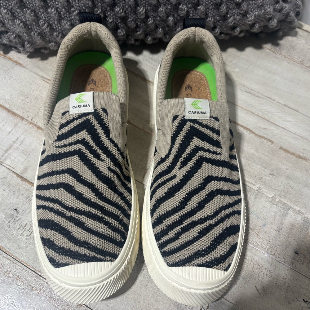 Cariuma Ibi Slip-On Unisex Shoes:  M: 9, W: 10.5 - Picture 3 of 5